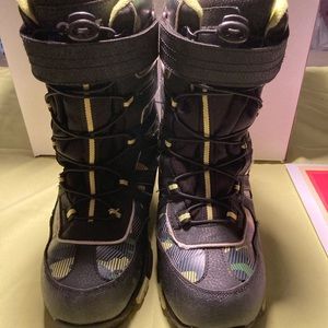 Quest Kids Winter Boots Size 5 Yellow Black Snow